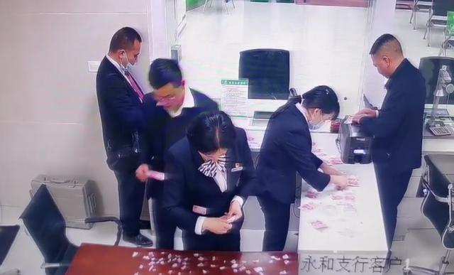 贵州7岁男孩把6000元卖牛钱撕成一地碎片，妈妈大哭！他们一块块拼图  第13张